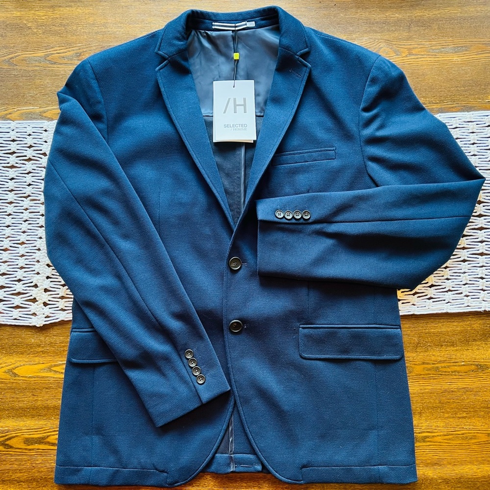 New with Tags! Navy blazer Men’s Size 46R.